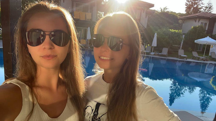 Лучшие красавицы. Дина и Арина Аверины выложили фото на фоне бассейна, освещенного солнцем