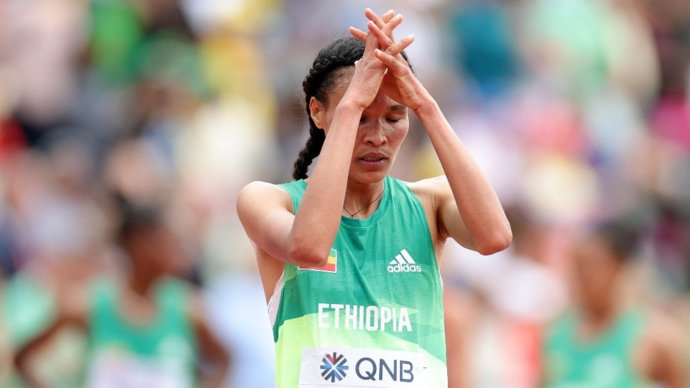 Эфиопская легкоатлетка упала за 30 метров до финиша и проиграла забег на ЧМ по кроссу