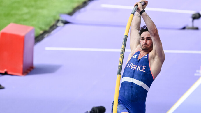 Французский прыгун с шестом половым органом сбил планку на ОИ‑2024 и не прошел в финал соревнований