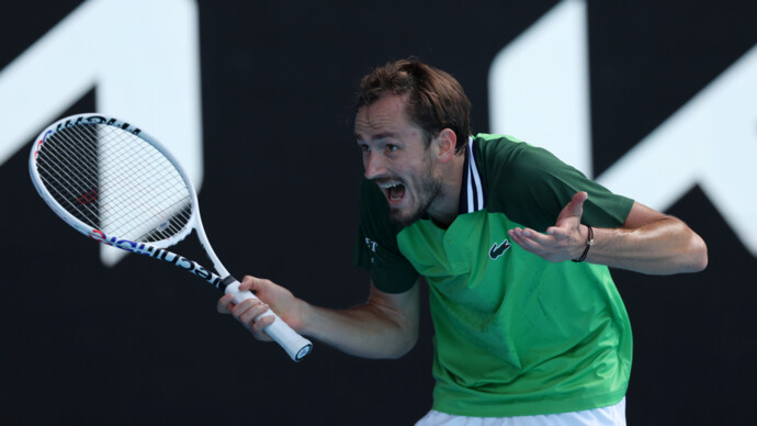 Медведев ярко ворвался в финал Australian Open. Назвал судью тупым и раздавил соперника