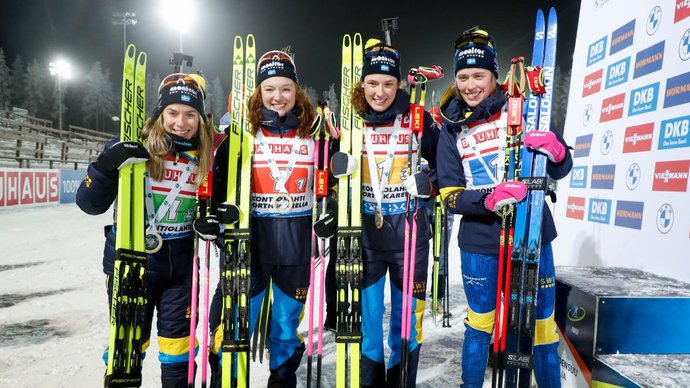 Шведские биатлонистки выиграли эстафету на первом этапе Кубка мира