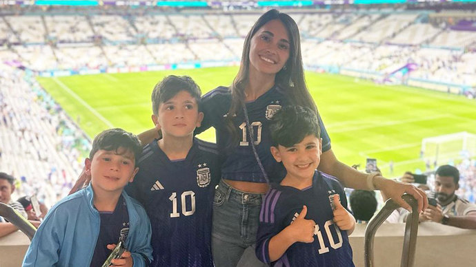 Сын Месси бросил леденцом в фанатов сборной Аргентины в матче ЧМ-2022, мама его отругала
