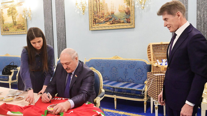 Президент Белоруссии Лукашенко подарил «Адмиралу» джерси со своим автографом