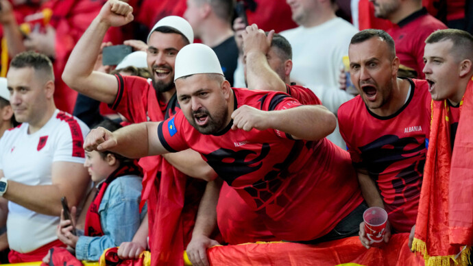 Фанат сборной Албании сломал спагетти на глазах итальянцев перед матчем ЕВРО‑2024