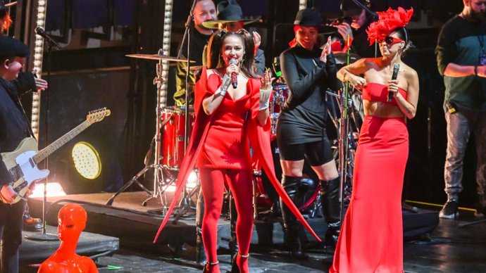 Загитова спела с Zivert на фестивале «Влюбленные в фигурное катание» в Москве