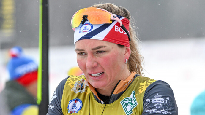 Звезде лыж воткнули палку в голову в гонке Кубка России. Чемпионка залила снег кровью