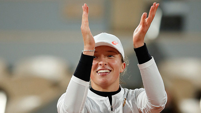 Действующая чемпионка «Ролан Гаррос» Швёнтек вышла в четвертый раунд турнира