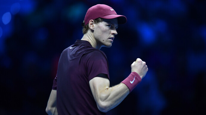 Синнер обыграл Зверева и вышел в полуфинал Итогового турнира ATP