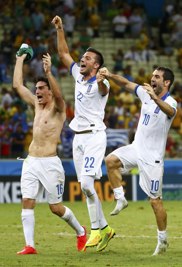 сборная греции по футболу. сборная греции чемпион евро 2004. победа сборной греции. футболисты из греции. греция португалия финал 2004.