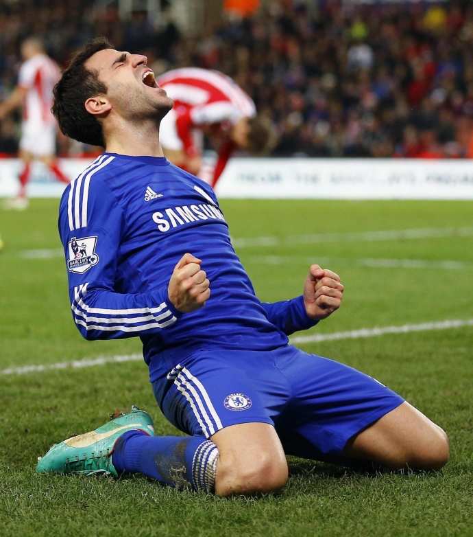 футболисты радуются забитому голу на поле