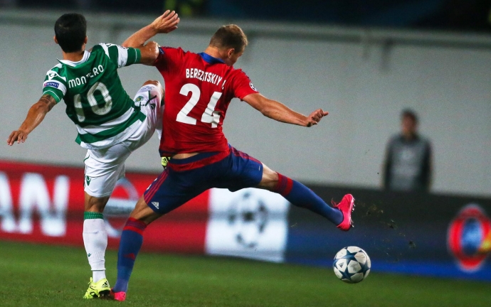 Защитник ЦСКА Василий Березуцкий (№24) в борьбе за мяч с нападающим «Спортинга» Фреди Монтеро