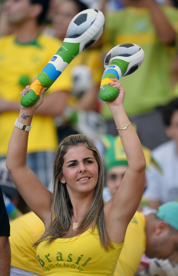 Болельщица сборной Бразилии на товарищеском матче с Англией. 