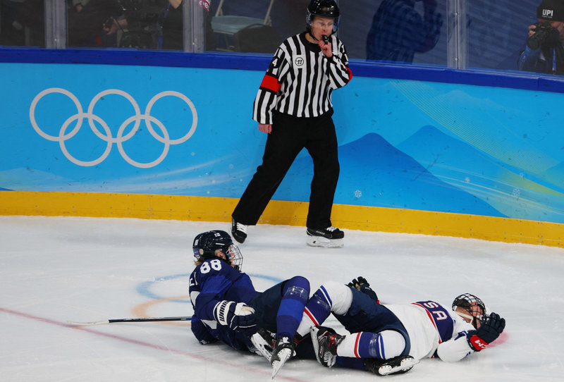 Кошмар на льду. Звезду американского хоккея унесли на носилках на Олимпиаде-2022. Видео