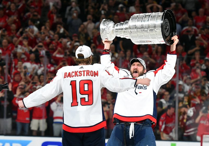 Новые чемпионы НХЛ сломали Кубок Стэнли прямо на льду. Но Овечкина не переплюнули!