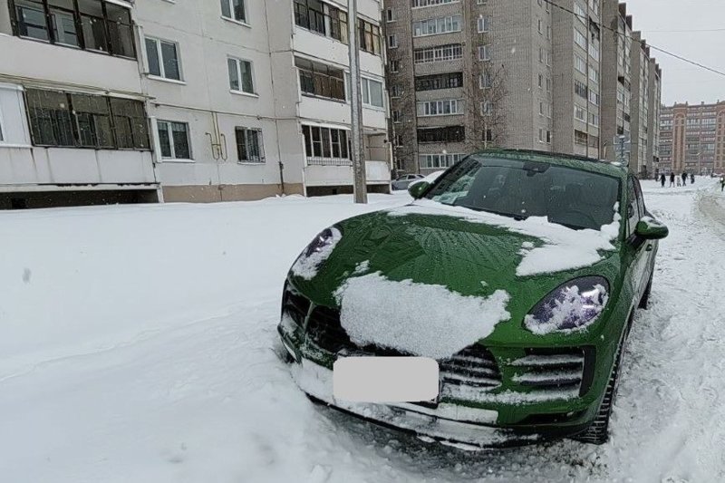 «Ситуация шокирует». Жена российского хоккеиста на роскошном авто сбила девочку
