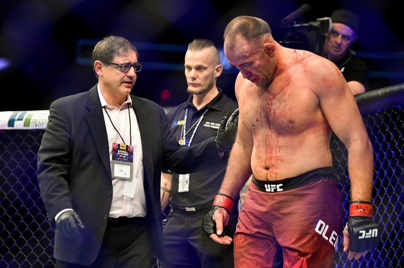 Главный бой UFC остановлен после тычка пальцем в глаз. Дэйна Уайт постит фото, а в ММА пора менять правила