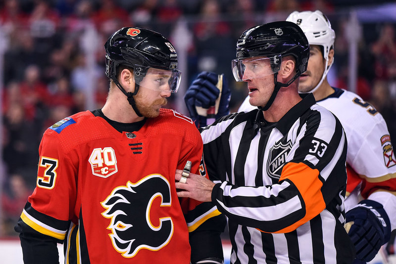 Хоккеист ударил судью во время массовой потасовки в НХЛ. Что произошло?