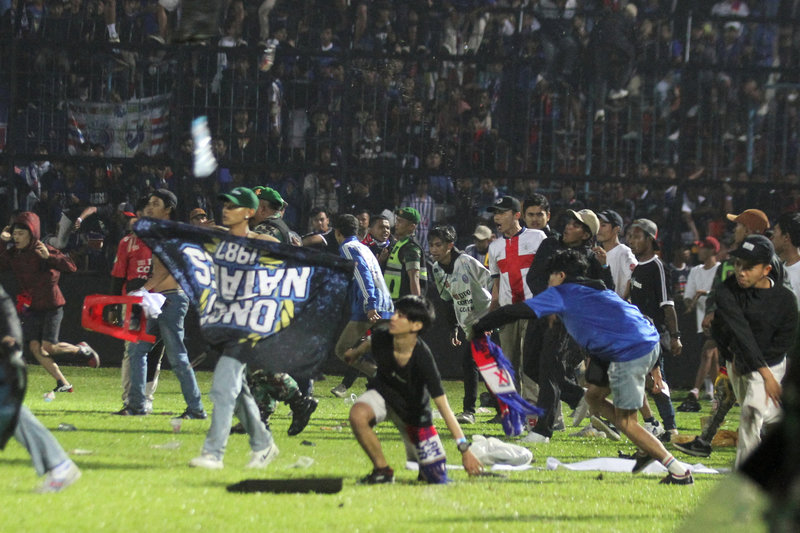 Почти 200 болельщиков погибли после матча. Полиция закидала фанатов гранатами