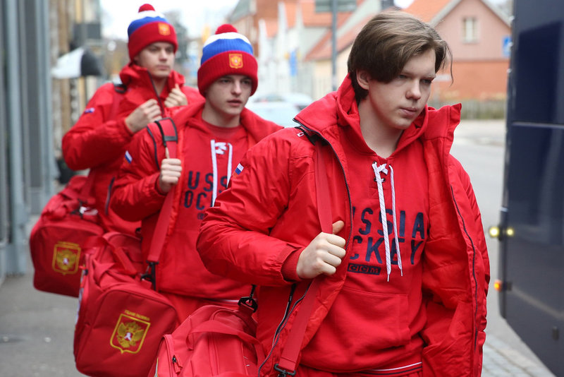 «Ведем себя как свиньи». В России разносят хоккеистов после снятия с рейса