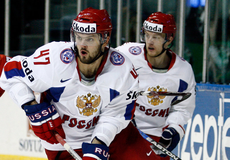 Российский хоккеист вступился за партнёра в матче с Чехией. Лёд покидал с кровью на свитере