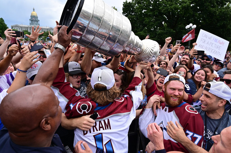 Полиция жёстко задержала хоккеиста НХЛ на чемпионском параде. Он не вовремя вышел за пивом