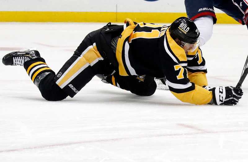 Малкин рухнул на лёд после курьёзного гола в НХЛ. Праздновать никто и не думал!