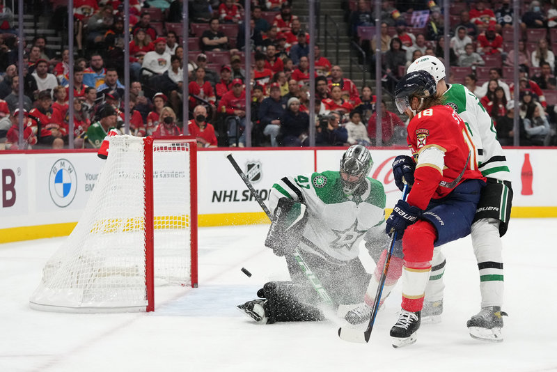 Нелепая травма вратаря в НХЛ. Канадца уносили со льда на носилках