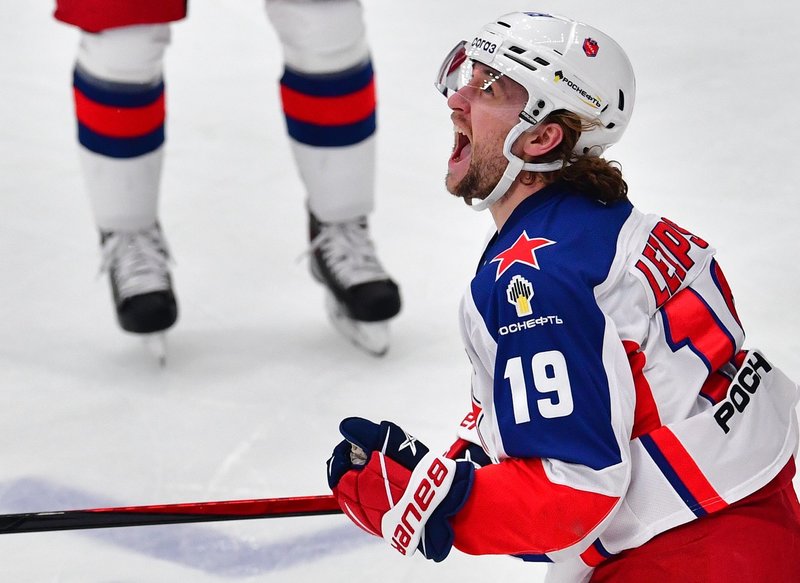 Канадского хоккеиста со скандалом вышвырнули из НХЛ. А в России он лучший снайпер!