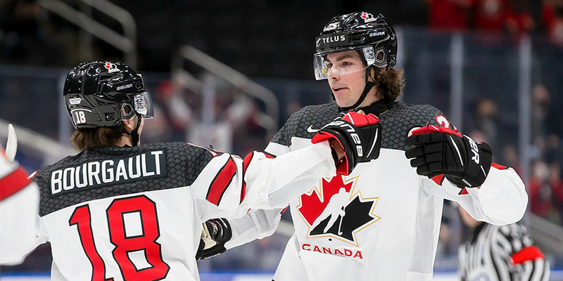 Канадский защитник отказался от НХЛ. Теперь он спасает сборную в игре с Чехией