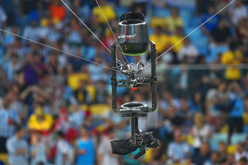 Апгрейд камера спайдер. Камера паук на стадионе. Камера на тросах над стадионом. Фотоаппарат на стадионе. Летающие камеры над стадионами.