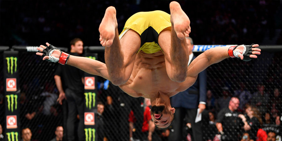 Сумасшедший бой в UFC: бразильца наказали за танцы в клетке