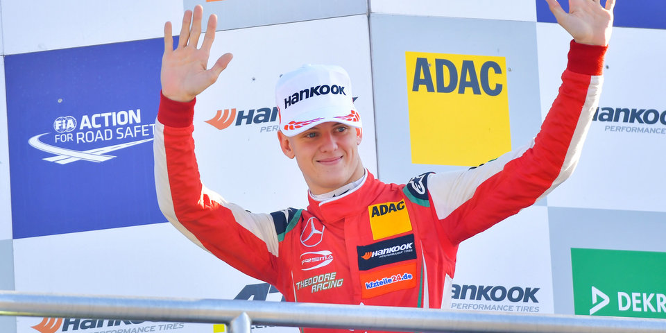 Шумахер стал чемпионом «Формулы-2», Дарувала выиграл последнюю гонку сезона, Шварцман — пятый