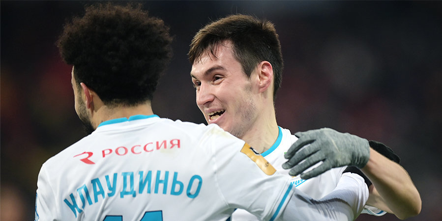Защитник «Зенита» Караваев провел автограф-сессию перед матчем Кубка PARI Премьер