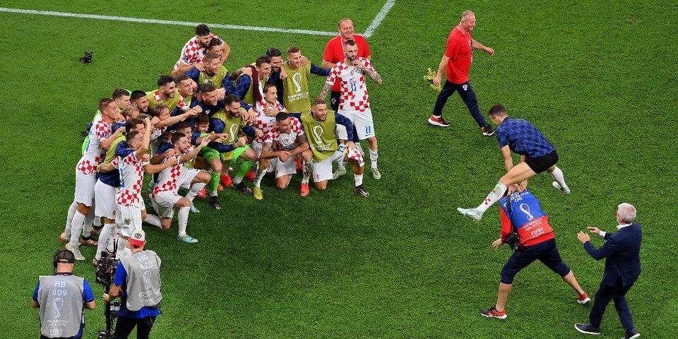 Хавбек сборной Хорватии Перишич перепрыгнул через голову фотографа после выхода в 1/8 финала ЧМ-2022