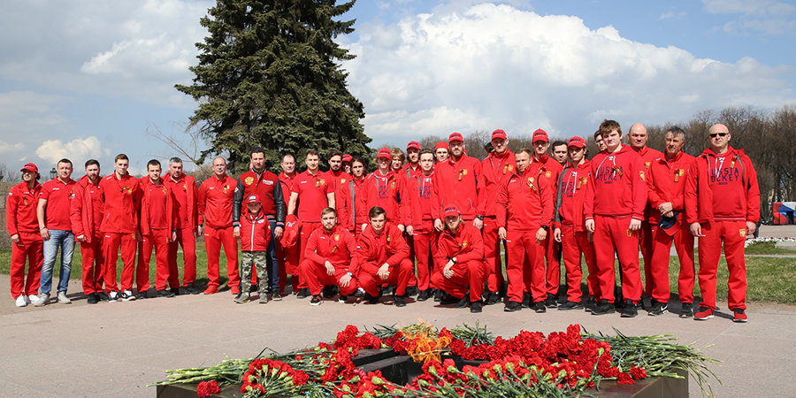 Хоккеисты сборной России возложили цветы к Вечному огню