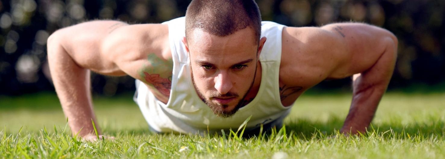 Как устроить себе тренировку на обычной спортивной площадке?