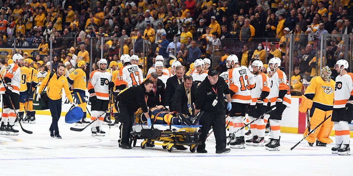 Хоккеист «Нэшвилла» попал в больницу после силового приема в матче НХЛ