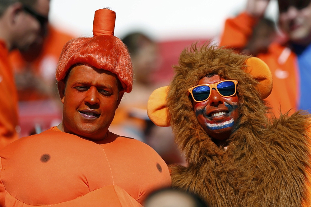 Конкурс кто твой оранжевый герой. Болельщики сборной Голландии по футболу. Оранжевый герой. Болельщики в оранжевом. Болельщики сборной Нидерландов в костюме.