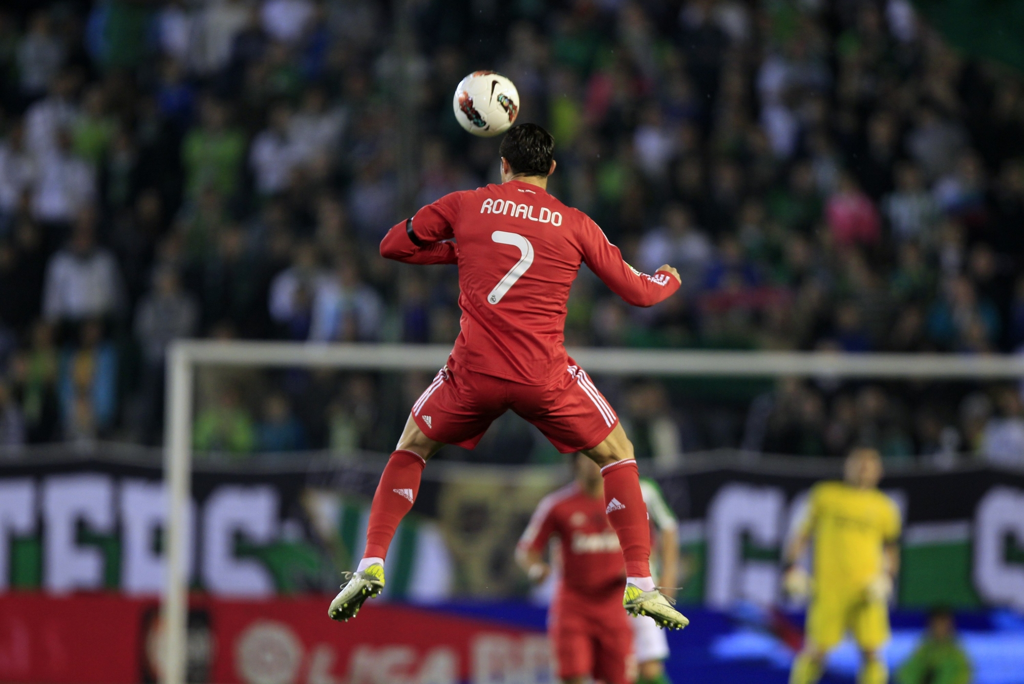 Гол головой фото. Прыжок Криштиану Роналду. Cristiano Ronaldo Jump. Роналду удар головой. Прыжки в футболе.