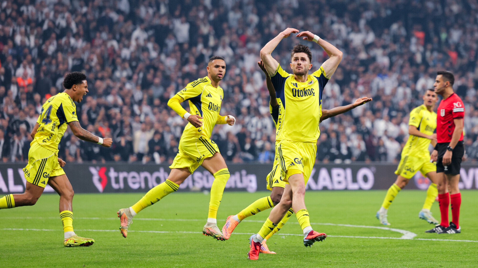 «Фенербахче» Тедеско одержал волевую победу над «Бешикташем», отыгравшись со счета 0:2 «Фенербахче» Тедеско одержал волевую победу над «Бешикташем», отыгравшись со счета 0:2