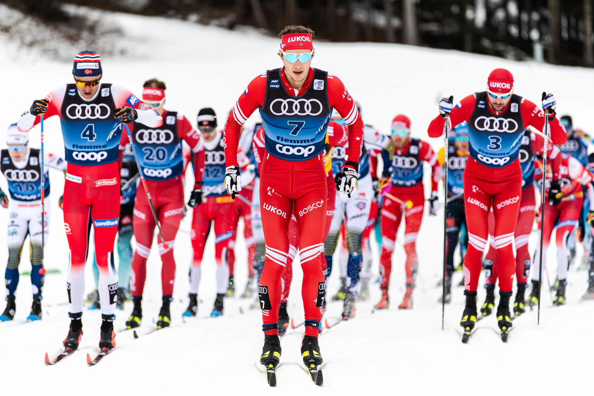 Видео скиатлона сегодня мужчины. Биатлон ОИ 2022. Лыжные гонки. Лыжные гонки Россия. Лыжники России.