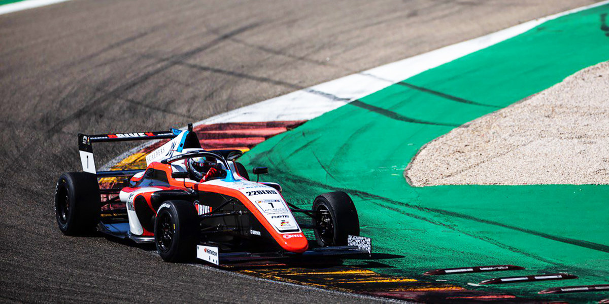 Смаль дважды поднялся на пьедестал на этапе испанской Формулы-4 в Арагоне