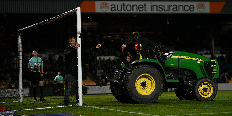 Трактор спас футбольный матч в Англии. Герою аплодировал весь стадион