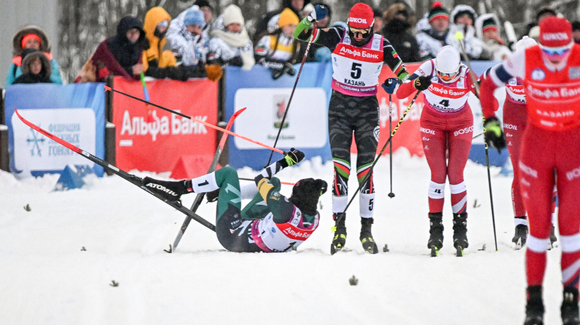 Лыжницу без сознания унесли на носилках. Беда на чемпионате России. Видео