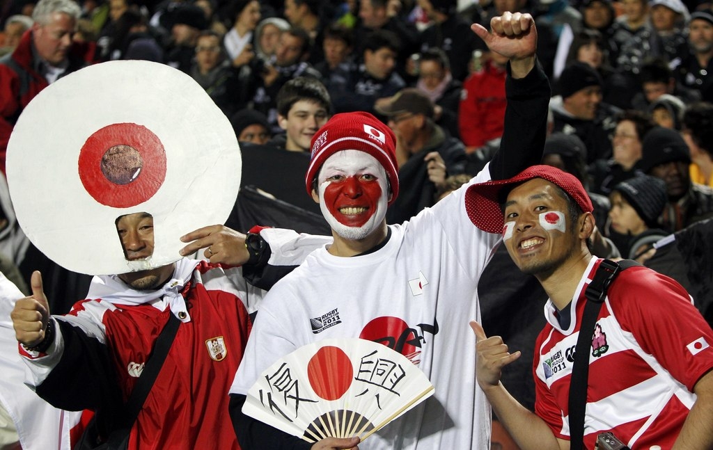 Japan fans. Безумные японские фанатки. Болельщики в Японии фото. Я фанат по японских игры.