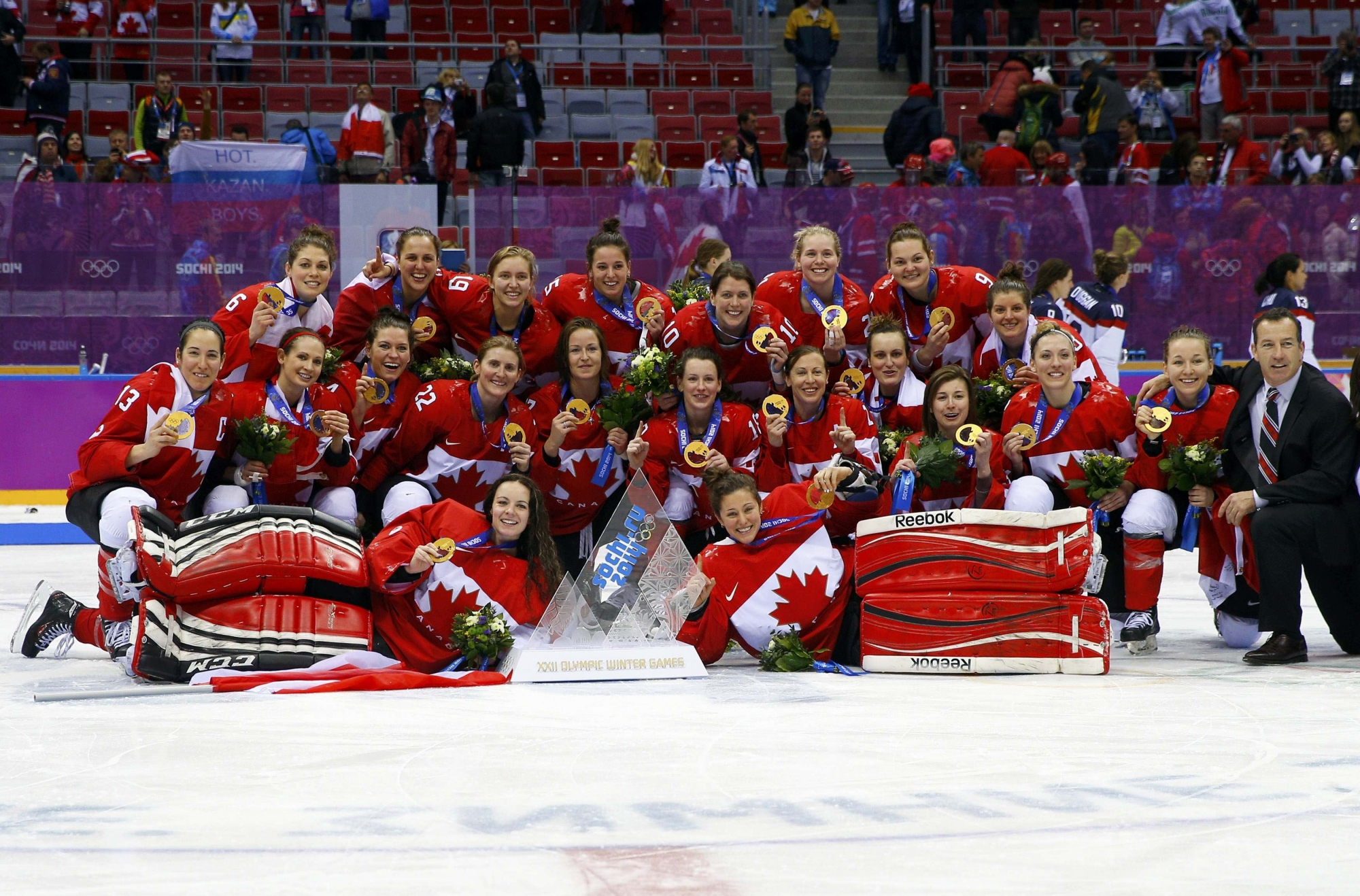 Сочи игра хоккей. Сборная Канады по хоккею с шайбой 2014. Канадская сборная по хоккею 2014 Олимпийский чемпион. Женская сборная Канады по хоккею на ОИ В Сочи.