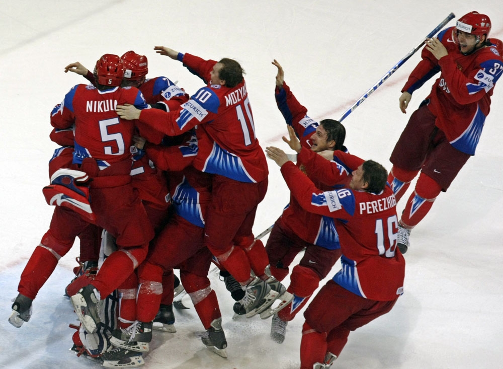 Хоккей с шайбой 2009. Сборная России по хоккею 2009. Хоккей победа. Хоккеист победа.