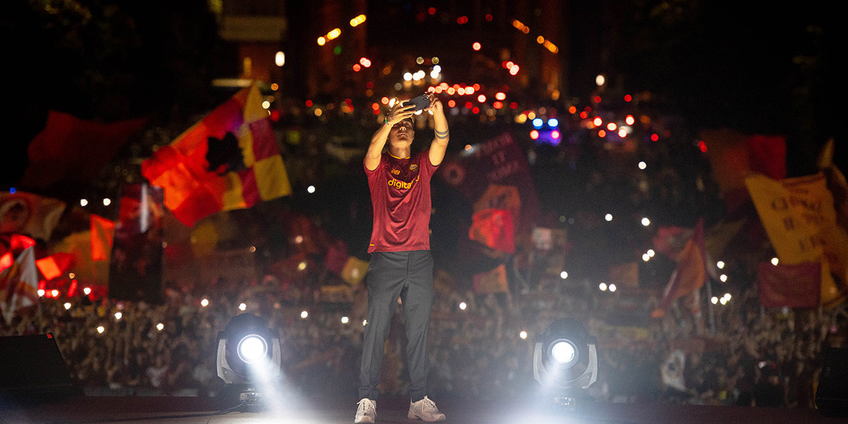 Около 10 тысяч фанатов «Ромы» посетили уличную презентацию Дибалы