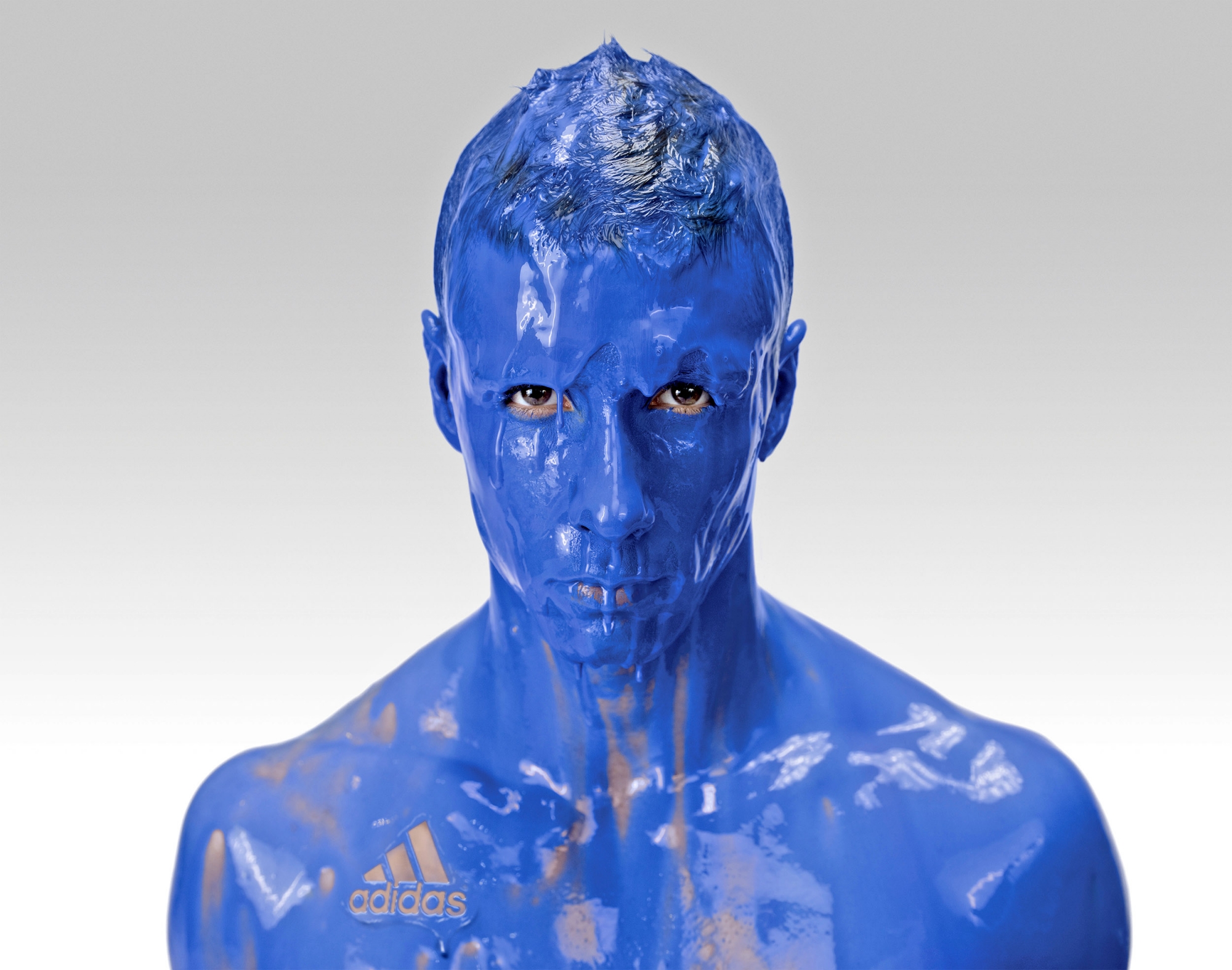 Синяя кожа у человека. Синий человек. Синица и человек. Человек в синей краске. Синий мужик.