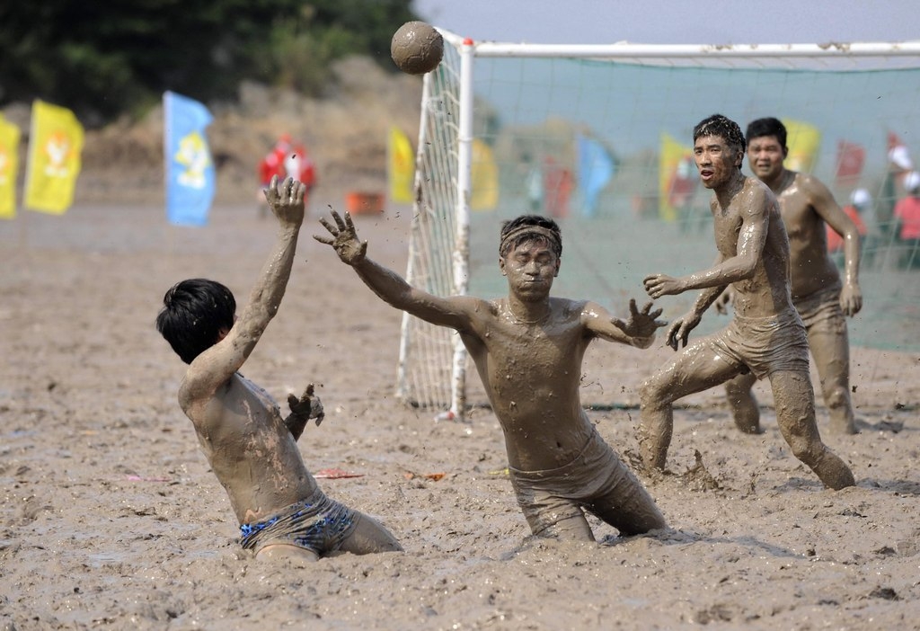 Таджик играет. Таджики на пляже. Убойный футбол. Индусы играют в футбол. Гандбол смешно.